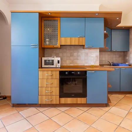 Rooftop One Bedroom Near Train Station In * مينتون