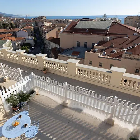 Rooftop One Bedroom Near Train Station In شقة